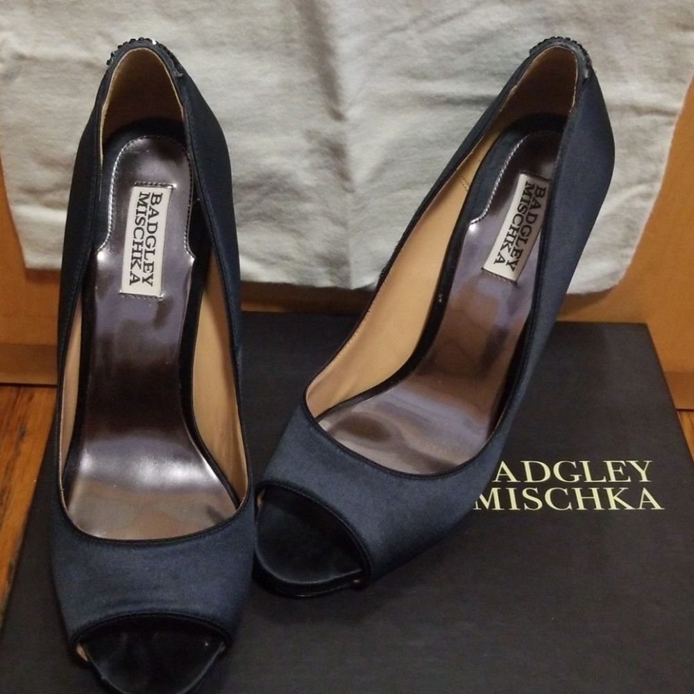 🌷👠Badgley Mischka Black satin 4" heels👠🌷 - Picture 2 of 8